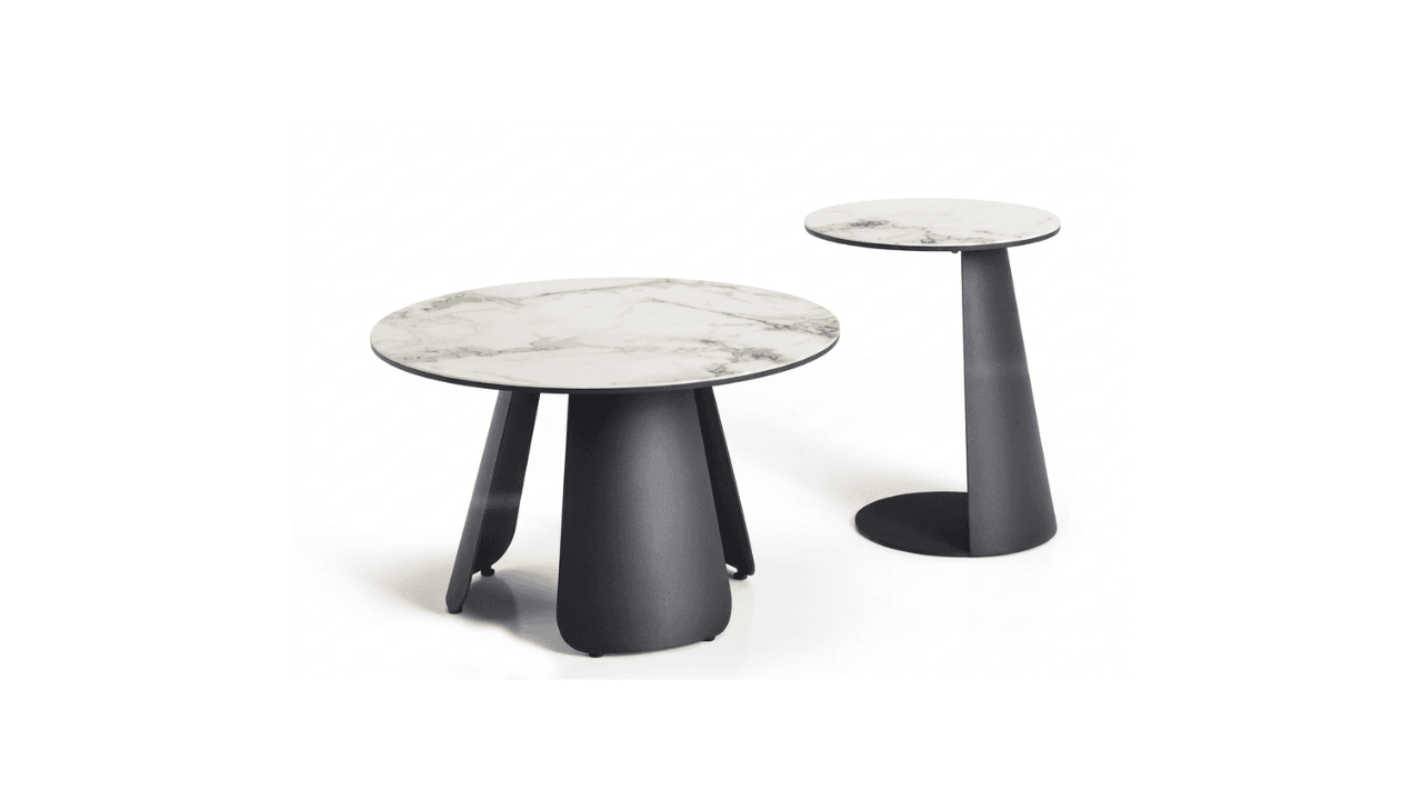 Table basse Corail table basse avec un pied en fer noir et un plateau en marbre